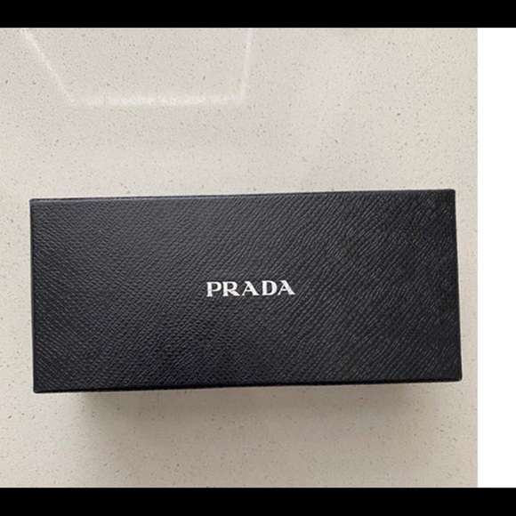 Prada sun glasses perfect condition no scratches - Picture 4 of 4